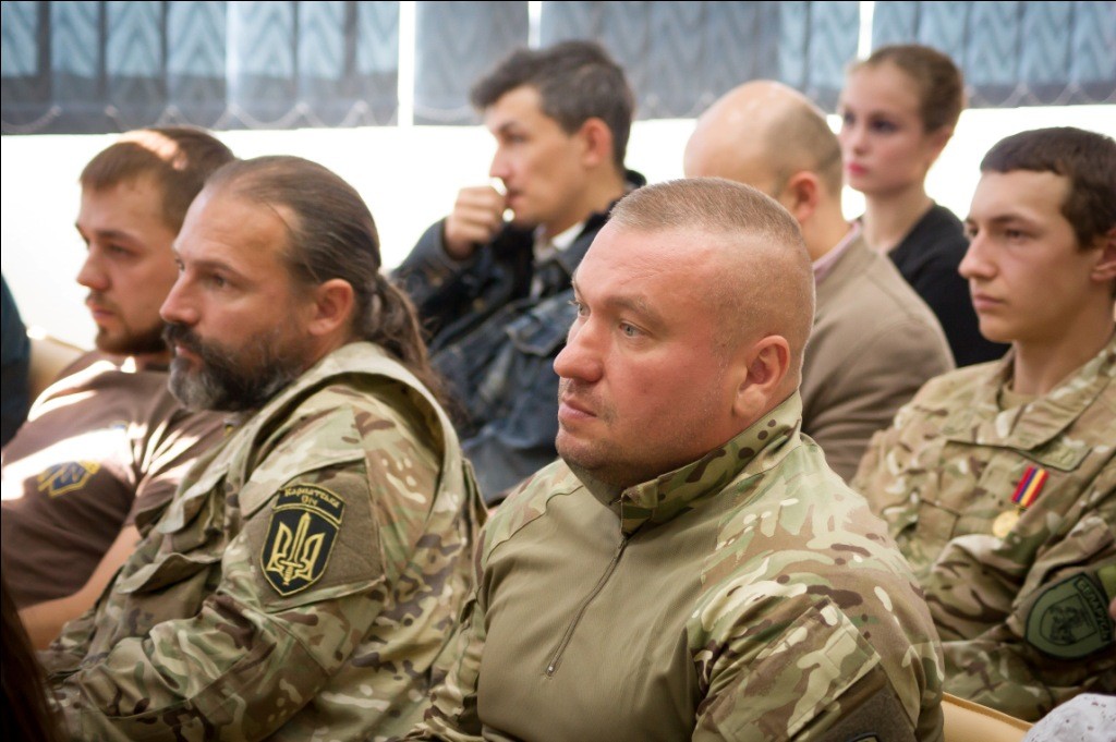 На думку Добродомова, влада має зробити все можливе, щоб іноземці, які воюють за нашу країну, без проблем отримали українське громадянство 